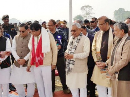 Bihar: Chief Minister Nitish gave the new year's gift, Union minister did the foundation stone of Darbhanga Airport | बिहार: CM नीतीश ने दिया नए साल का तोहफा, केंद्रीय मंत्री सुरेश प्रभु ने किया दरभंगा एयरपोर्ट का शिलान्यास