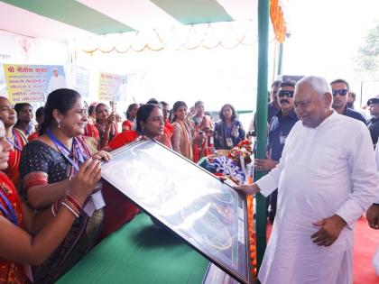 bihar polls shower gifts before announcement election dates Rs 2100 crore deposited accounts 21 lakh beneficiary women | चुनाव तारीख ऐलान से पहले सौगात की बारिश?, 21 लाख लाभार्थी महिलाओं के खातों में 2,100 करोड़ रुपये