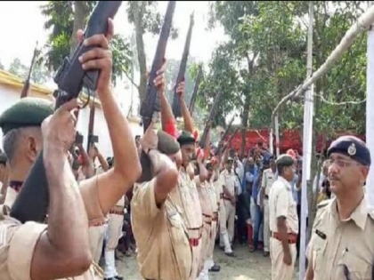 Bihar cm Jagannath Mishra 22 Rifle fail to fire during the state funeral video goes viral | बिहार पुलिस की किरकिरी, जगन्नाथ मिश्रा के अंतिम संस्कार में सलामी के वक्त 22 राइफलों से नहीं चली एक भी गोली, देखें वायरल वीडियो