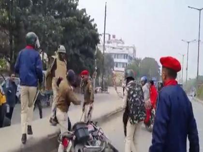 bihar police beat 13 year boy on no helmet bike ride aurangabad viral video | बिहार: बिना हेलमेट बाइक चला रहे 13 साल के लड़के के पीछे दौड़ी पुलिस, गाड़ी रूकवा कर पिटने का वीडियो हुआ वायरल
