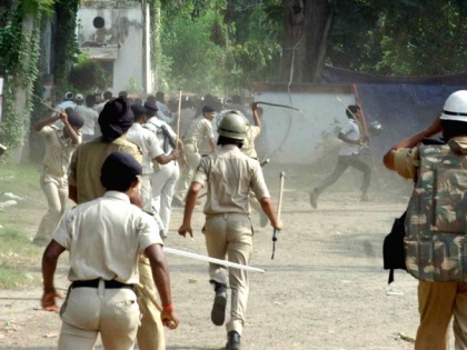 Bihar unemployment issue lathicharge left students stone pelt police many injured patna cm nitish kumar | बिहार में बेरोजगारी के मुद्दे पर हंगामा, वामपंथी छात्रों पर लाठीचार्ज, पुलिस पर पथराव, कई घायल