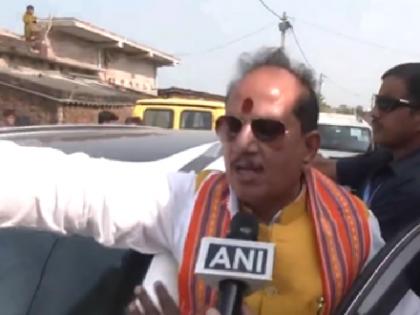 Bihar Election 2025 Deputy CM BJP candidate from Lakhisarai constituency Vijay Kumar Sinha convoy attacked protesters shout slogans and pelt stones video | Bihar Election 2025: डिप्टी CM विजय सिन्हा के काफिले पर हमला, लोगों नारेबाजी के साथ किया पथराव; वीडियो