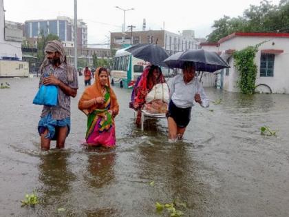 Heavy rainfall in Bihar red alert issued in 15 districts, Over two dozen trains affected | बिहार में भारी बारिश से बुरा हाल, 14 जिलों में रेड अलर्ट, दो दर्जन से ज्यादा ट्रेन प्रभावित Heavy rainfall in Bihar red alert issued in 15 districts, Over two dozen trains affected | बिहार में भारी बारिश से बुरा हाल, 14 जिलों में रेड अलर्ट, दो दर्जन से ज्यादा ट्रेन प्रभावित