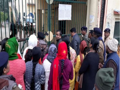 Bihar STET Exam 2020: Rumors of question paper leaking ruckus, police lathi charged | Bihar STET Exam 2020: प्रश्नपत्र लीक होने की अफवाह मचा बवाल, पुलिस ने भांजी लाठियां, कई घायल