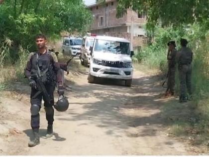 Samastipur suspended ASI Saroj Singh alias Nimki Singh weapons large number bullets AK-47 recovered house 3 detained huge quantity seals also seized | समस्तीपुरः निलंबित एएसआई सरोज सिंह उर्फ निमकी सिंह के घर से कई हथियार और एके-47 के साथ बड़ी संख्या में गोलियां बरामद, 3 हिरासत में, भारी मात्रा में मोहर भी जब्त