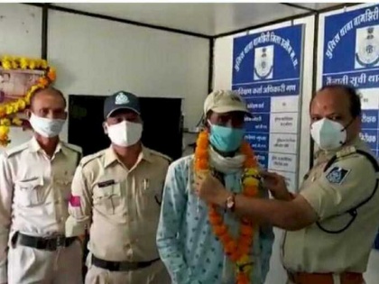 A man driving a 1400 km cycle from Bihar reached Ujjain for arrest | बिहार से 1400 किमी सायकल चलाकर गिरफ्तारी देने पहुंचा उज्जैन, पुलिस ने पहले माला पहनाया, फिर भेजा जेल