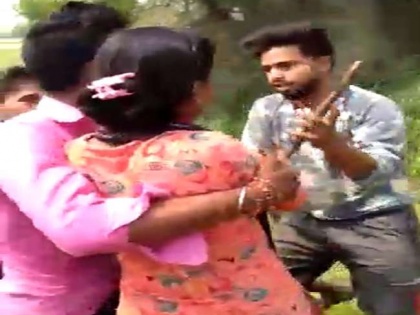 goons-harassed-couple-in-bihar's begusarai-trying-to-sexual-harassed-woman-video goes viral | बिहार: बदमाशों ने की प्रेमी जोड़े की पिटाई, युवती से रेप की कोशिश, वीडियो हुआ वायरल