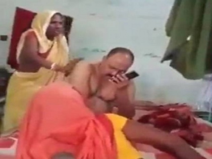 Bihar Saharsa police officer taking massage form women who had come to file a complaint | बिहार: फरियाद लेकर थाने पहुंची महिला, दरोगा शर्ट उतार कराने लगा मसाज, वीडियो वायरल होने के बाद सस्पेंड