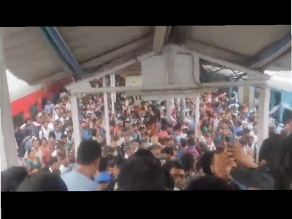 bihar Crowds of students were seen struggling to board the train on the last day of teacher recruitment exam | शिक्षक भर्ती परीक्षा के आखिरी दिन ट्रेन में सवार होने के लिए जद्दोजहद करते दिखा छात्रों का हुजूम