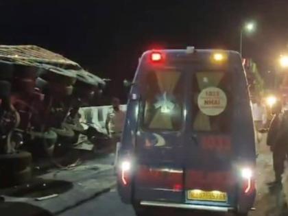 Bikaner road accident Car got crushed under truck 6 dead, high speed truck went out control and hit car passing by | बीकानेर सड़क हादसाः देशनोक में कार ट्रक के नीचे दबने से पिचकी, 6 की मौत?, तेज रफ्तार ट्रक अनियंत्रित होकर पास से गुजर रही कार पर