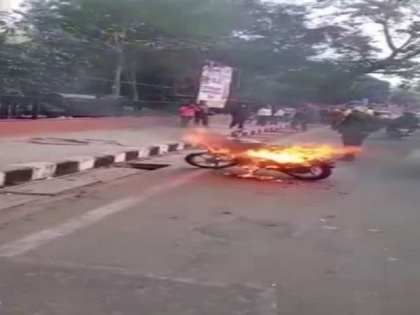 Delhi: Traffic police challans, delivery boy sets bike on fire | दिल्ली: ट्रैफिक पुलिस ने काटा चालान तो डिलीवरी बॉय ने बाइक में ही लगा दी आग, आरोपी गिरफ्तार