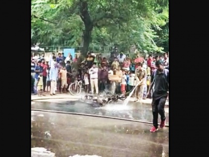 Delhi man sets bike on fire after he was challaned photos goes viral | चालान कटने से गुस्साए दिल्ली के शख्स ने बीच सड़क पर ही बाइक में लगाई आग, वायरल हुई तस्वीर