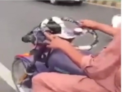 man convert bike to car with desi jugaad watch funny viral video | शख्स ने ऐसा भिड़ाया जुगाड़ देखकर रह जाएंगे हैरान, लोगों ने कहा - भाई कार है या बाइक, वीडियो वायरल
