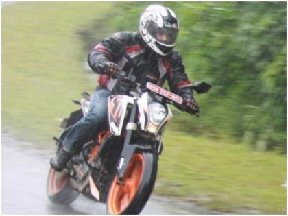 tips for bike riding in rain | बरसात में करते हैं बाइक राइडिंग तो इन बातों का रखें ख्याल, नही मिलेगा धोखा