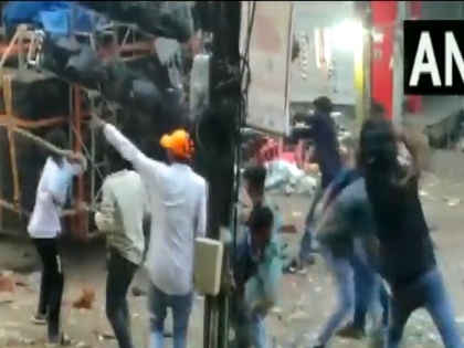 Chhattisgarh During Durga idol immersion two groups pelted stones at each other videoviral 15 arrested | छत्तीसगढ़ः दुर्गा प्रतिमा विसर्जन के दौरान दो गुटों ने एक-दूसरे पर जमकर चलाए पत्थर, वीडियो हुआ वायरल, 15 गिरफ्तार