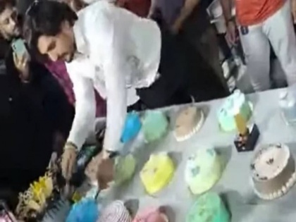 mumbai man cuts 550 cakes on birthday watch viral video | शख्स ने बर्थडे पर एक दो नहीं बल्कि एक साथ 550 केक काटे, सोशल मीडिया पर वायरल हुआ वीडियो