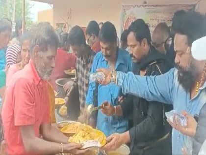 Biryani is available for 5 paise in Chittoor, Andhra Pradesh, huge crowd in front of the shop, watch viral video | 5 पैसे में बिरयानी खाओ, दुकान के सामने लगी सैकड़ों की भीड़, देखिए वीडियो