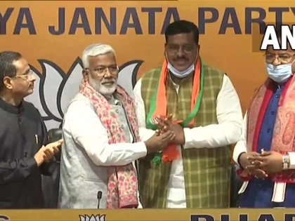 UP Election 2022 Samajwadi Party MLA Jalalpur Subhash Rai BJP joins BJP leader candidate Anil Verma joins Samajwadi Party | UP Election 2022: सपा विधायक सुभाष राय बीजेपी में शामिल, अखिलेश यादव ने भाजपा को दिया झटका, अनिल राय समाजवादी पार्टी में 