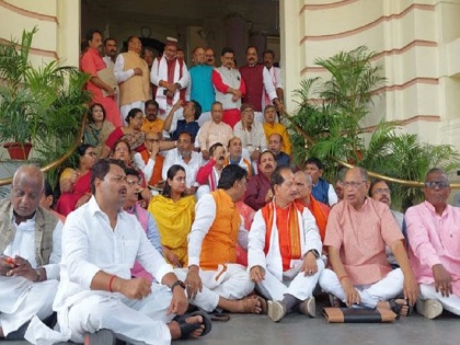 Bihar BJP MLAs protests, announces not to participate in the proceedings of the House for two days over lakhindra paswan suspension | विधायक के सदन से निलंबन से नाराज भाजपा विधायकों ने जताया विरोध, दो दिनों तक सदन की कार्यवाही में भाग नही लेने का किया ऐलान