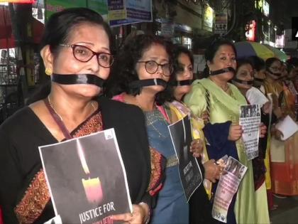 Hyderabad rape-murder case: Those who share victim name picture, can be imprisoned for 2 years | हैदराबाद रेप-हत्या मामला: जो लोग पीड़िता का नाम और तस्वीर कर रहे साझा, उन्हें हो सकती है 2 साल की कैद Hyderabad rape-murder case: Those who share victim name picture, can be imprisoned for 2 years | हैदराबाद रेप-हत्या मामला: जो लोग पीड़िता का नाम और तस्वीर कर रहे साझा, उन्हें हो सकती है 2 साल की कैद