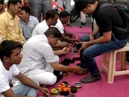 In joy of becoming the Prime Minister for the second time, BJP councilor polish shoes | मोदी के दूसरी बार प्रधानमंत्री बनने की खुशी में भाजपा पार्षद ने चमकाये लोगों के जूते