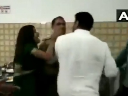 bjp Councillor arrested for beating up police sub inspector in viral video case | वीडियो: यूपी पुलिस के सब-इंस्पेक्टर की पिटाई करने वाला बीजेपी पार्षद गिरफ्तार, दरोगा लाइन हाजिर
