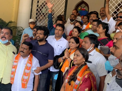 first time in Mysuru BJP's councilor Sunanda Palnethara became mayor ruling Congress and JDS alliance 22 members heavy on 36 | मैसुरु में पहली बार भाजपा की पार्षद सुनंदा पलनेथरा बनीं मेयर, सत्तारूढ़ कांग्रेस और जदएस गठबंधन को झटका, 36 पर भारी 22 सदस्य