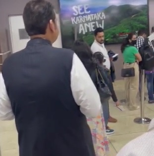 Nagpur Deputy CM Devendra Fadnavis Standing queue like ordinary passengers took boarding pass BJP leaders changing VIP culture watch video | आम यात्रियों की तरह कतार में खड़े होकर उपमुख्यमंत्री फड़नवीस ने लिया बोर्डिंग पास, वीआईपी कल्चर को बदल रहे बीजेपी नेता, देखें वीडियो
