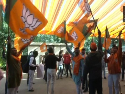 Gujarat Election result BJP may break Congress record of biggest win in 1985 | भाजपा बंपर जीत की ओर, गुजरात में टूटेगा अब तक की सबसे बड़ी जीत का कांग्रेस का 37 साल पुराना रिकॉर्ड!