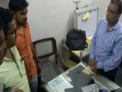 BJP worker slapped a radiologist at district hospital in Hardoi for allegedly demanding Rs 15,000 & threatening to give a patient false report | सरकारी डॉक्टर के केबिन में घुसकर बीजेपी कार्यकर्ता ने मारा थप्पड़, वीडियो आया सामने BJP worker slapped a radiologist at district hospital in Hardoi for allegedly demanding Rs 15,000 & threatening to give a patient false report | सरकारी डॉक्टर के केबिन में घुसकर बीजेपी कार्यकर्ता ने मारा थप्पड़, वीडियो आया सामने