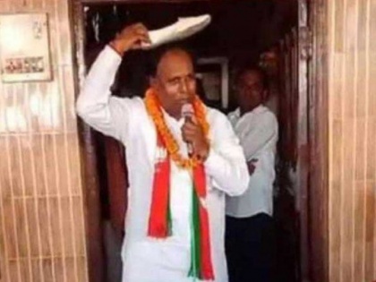 Haryana Assembly Polls 2019: BJP candidate from Hodal seeks votes With A Shoe On His Head | हरियाणा चुनाव: बीजेपी उम्मीदवार के प्रचार का अजीबोगरीब अंदाज, सिर पर एक जूता रखकर मांग रहा वोट, जानें वजह