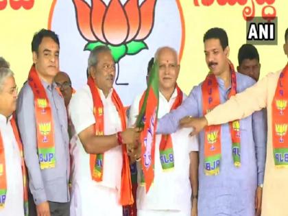 Bengaluru: 15 rebel Karnataka MLAs of Congress and JDS joined BJP in the presence of Chief Minister BS Yediyurappa | कर्नाटक: कांग्रेस और JD(S) के 15 बागी विधायक बीजेपी में हुए शामिल, कल सुप्रीम कोर्ट से मिली थी चुनाव लड़ने की इजाजत Bengaluru: 15 rebel Karnataka MLAs of Congress and JDS joined BJP in the presence of Chief Minister BS Yediyurappa | कर्नाटक: कांग्रेस और JD(S) के 15 बागी विधायक बीजेपी में हुए शामिल, कल सुप्रीम कोर्ट से मिली थी चुनाव लड़ने की इजाजत
