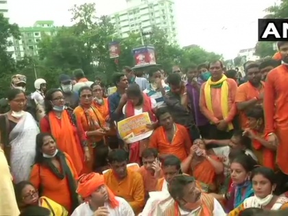 BJP's 'Nabanna Chalo' agitation against state government Kolkata cm mamata Police lathi charging Stone-pelting  | 'Chalo Nabanna' protest: भाजपा और पुलिस के बीच झड़प, आंसू गैस के गोले और वाटर कैनन का इस्तेमाल, सीएम ममता ने की बैठक