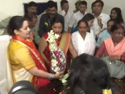 Aparna Yadav Video BJP leader takes charge vice president Uttar Pradesh State Women Commission see video | Aparna Yadav Video: सीएम योगी से मिलते ही नाराजगी दूर!, अपर्णा यादव ने उत्तर प्रदेश राज्य महिला आयोग की उपाध्यक्ष का कार्यभार संभाला, देखें Aparna Yadav Video BJP leader takes charge vice president Uttar Pradesh State Women Commission see video | Aparna Yadav Video: सीएम योगी से मिलते ही नाराजगी दूर!, अपर्णा यादव ने उत्तर प्रदेश राज्य महिला आयोग की उपाध्यक्ष का कार्यभार संभाला, देखें