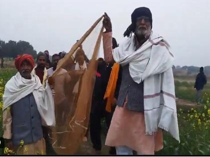 BJP leader goes out in fields to catch leopard with mosquito net, video is viral | VIDEO: मच्छरदानी लेकर तेंदुआ पकड़ने खेतों में निकले बीजेपी नेता, वीडियो वायरल