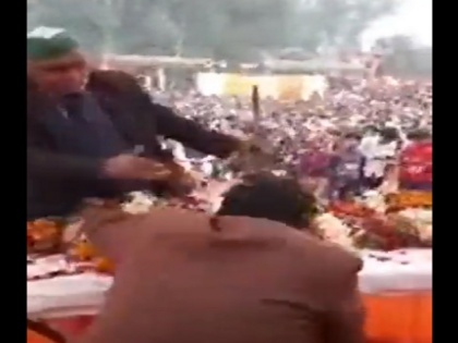 Unnao, BJP MLA Pankaj Gupta slapped by a farmer on stage, video viral | उन्नाव में भाजपा विधायक पंकज गुप्ता को किसान ने मंच पर चढ़कर जड़ दिया थप्पड़, वीडियो हो रहा वायरल