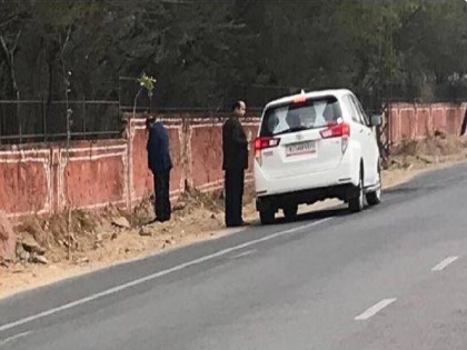 rajasthan jaipur bjp minister Kali Charan Saraf urinating Public social media troll photo viral | राजस्थान: बीजेपी सरकार के मंत्री ने खुलेआम सड़क पर किया पेशाब, ट्रोल होने पर दिया ये जवाब