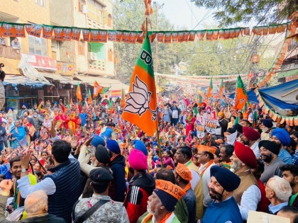 delhi mcd election BJP Nitin Gadkari Piyush Goyal Jyotiraditya Scindia held 100 roadshows public meetings | एमसीडी चुनाव: मतदाताओं को लुभाने के लिए नितिन गडकरी, पीयूष गोयल, ज्योतिरादित्य सिंधिया समेत भाजपा के कई बड़े नेताओं ने 100 रोड शो, जनसभाएं कीं