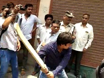 Madhya Pradesh: BJP MLA Akash Vijayvargiya thrashes a Municipal Corporation officer with a cricket bat in Indore | कैलाश विजयवर्गीय के बेटे व BJP विधायक आकाश ने निगम अधिकारी को बल्ले से पीटा, अरेस्ट, FIR दर्ज