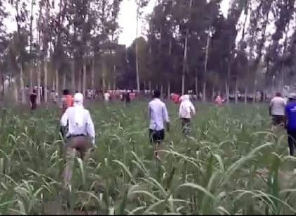 Uttar Pradesh news: People ran BJP MLA Baba Gorakhnath in the sugarcane field in Ayodhya, this is the reason | उत्तर प्रदेश: अयोध्या में BJP विधायक बाबा गोरखनाथ को लोगों ने गन्ने के खेत में दौड़ाया, ये है वजह