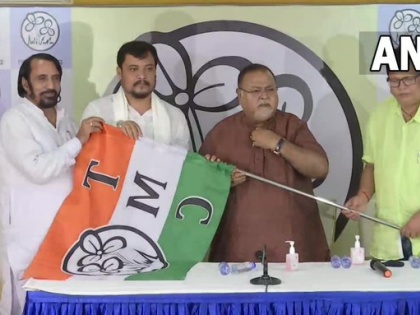 West Bengal BJP MLA from Kaliaganj Soumen Roy joins TMC party leader Partha Chatterjee in Kolkata | पश्चिम बंगाल में बीजेपी को एक और झटका, चौथे भाजपा विधायक सौमेन रॉय TMC में शामिल, जानिए क्या कहा...