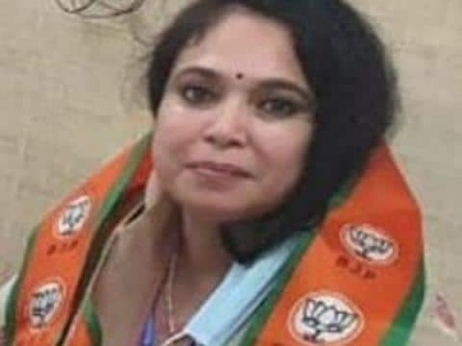 Watch Bihar BJP MLA Rashmi Verma and relatives got scuffle over picking fruits see video | नरकटियागंजः भाजपा विधायक रश्मि वर्मा ने आम-लीची तोड़ने को लेकर डंडा से लड़की को पीटा, वीडियो वायरल, देखें