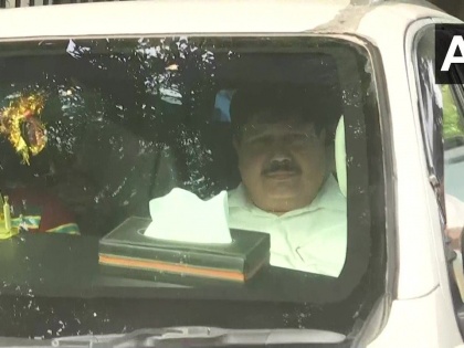 Kolkata BJP MP Arjun Singh reaches TMC general secretary Abhishek Banerjee's office West Bengal | बाबुल सुप्रियो के बाद एक और सांसद छोड़ेंगे बीजेपी!, TMC महासचिव अभिषेक के ऑफिस पहुंचे अर्जुन सिंह, जूट क्षेत्र को लेकर केंद्र की नीति की आलोचना