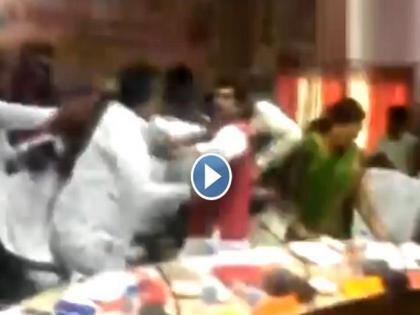 BJP MP Sharad Tripathi and BJP MLA Rakesh Singh exchange blows | बैठक में मौजूद BJP सांसद ने पार्टी के विधायक को जूते से जमकर पीटा, वीडियो में देखें पूरा वाकया BJP MP Sharad Tripathi and BJP MLA Rakesh Singh exchange blows | बैठक में मौजूद BJP सांसद ने पार्टी के विधायक को जूते से जमकर पीटा, वीडियो में देखें पूरा वाकया