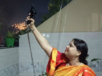 BJP female leader firing during diwali festival, Police register case | खुश होकर BJP की महिला नेता गंवाया होश, जोश में दागीं तड़ातड़ गोलियां, पुलिस में मामला दर्ज