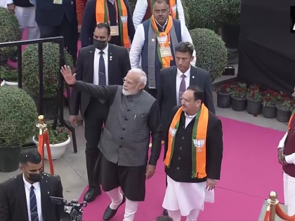 Delhi PM Narendra Modi road show arrives NDMC Convention Center in Delhi for BJP National Executive meeting see video | बीजेपी राष्ट्रीय कार्यकारिणीः पीएम मोदी ने किया रोड शो, भारी संख्या में पहुंचे बीजेपी कार्यकर्ता, देखें वीडियो