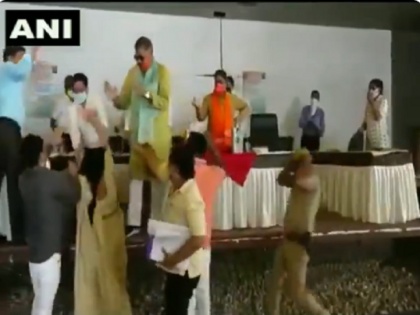bjp woman councillor hurled foot wear chappal on mayor mathura up video viral | BJP महिला पार्षद ने नगर आयुक्त पर चलाई चप्पल, देखते रह गए विधायक और मेयर, वायरल हुआ वीडियो