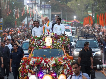 VIDEO: Prime Minister Modi held a road show in Coimbatore, paid tribute to the victims of 1998 bomb blasts | VIDEO: प्रधानमंत्री मोदी ने कोयंबटूर में रोड शो किया, 1998 बम धमाके के पीड़ितों को श्रद्धांजलि दी