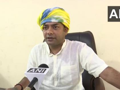 Video: BJP MLA Brij Bhushan Sharan harassing vegetable vendor, accused him to hiding identity | Video: यूपी में बीजेपी विधायक बृजभूषण ने सब्जी वाले को लगाई फटकार, पहचान छिपाने का लगाया आरोप