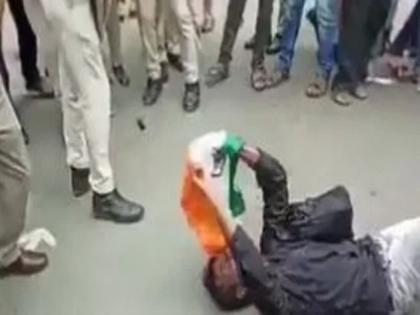 Lathicharge on Despite having the tricolor in the hands of the teacher candidate who landed on the road of Patna Watch Video | पटना की सड़क पर उतरे शिक्षक अभ्यर्थी के हाथ में तिरंगा होने के बावजूद मजिस्ट्रेट ने बरसाई लाठी, देखें वीडियो Lathicharge on Despite having the tricolor in the hands of the teacher candidate who landed on the road of Patna Watch Video | पटना की सड़क पर उतरे शिक्षक अभ्यर्थी के हाथ में तिरंगा होने के बावजूद मजिस्ट्रेट ने बरसाई लाठी, देखें वीडियो